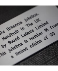 Zoom sur la plaque de collection du jukebox Britannia CD