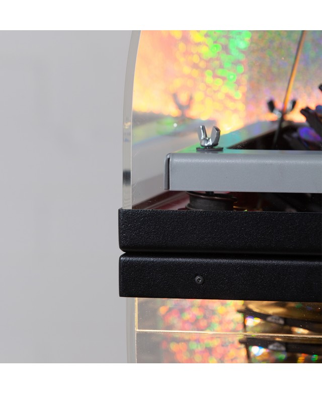 gros zoom sur le plexiglass et le support métallique du tourne disque du Jukebox V45-140 Vinyl Pop}