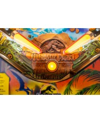 zoom sur l'apron du Flipper Jurassic Park Edition Limitée 30th Anniversary