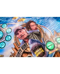 Zoom sur la peinture du plateau du flipper Stern modèle Jaws version Premium avec les personnages Quint et le scientifique